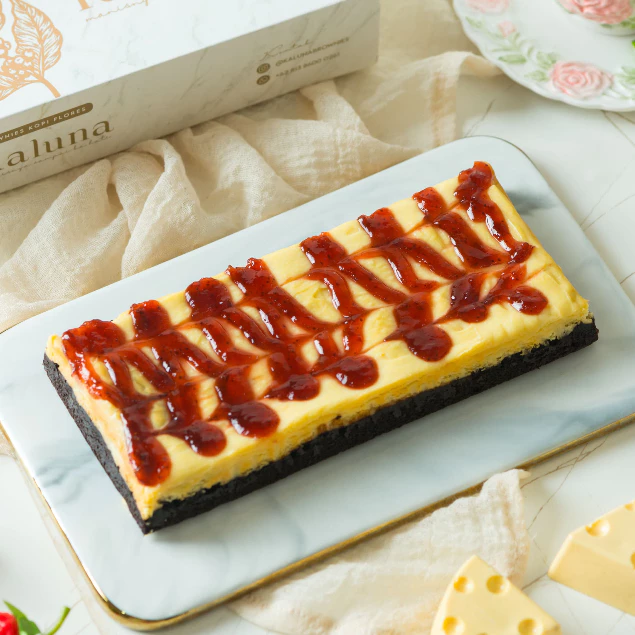 Kaluna Cakes - Fudgy Brownies Strawberry Cream Cheese Ukr. 22x10 - Brownies Panggang Cream Cheese